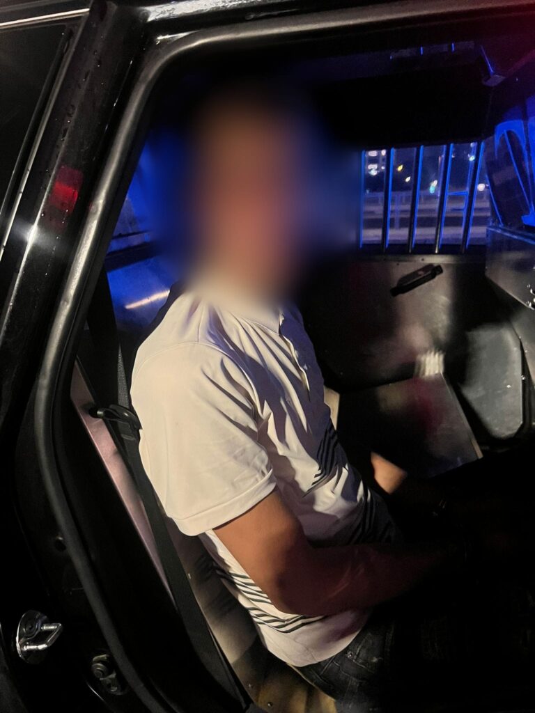 שוטרי תחנת בני ברק-רמת גן עצרו את החשוד סמוך למונית שבה ניסה להימלט