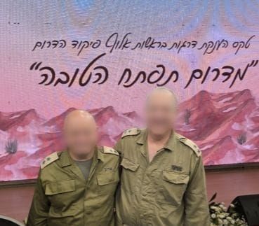 שני קציני מילואים במדי צה"ל מקבלים דרגת סגן אלוף בטקס מרגש, חיוך גאה, כתף שמאל