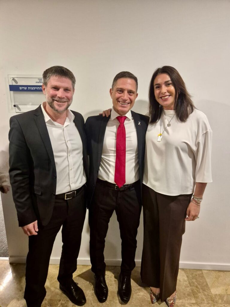 שרת התחבורה, מנכ״ל המשרד וראש העיר באר שבע, על רקע הדמיות של הרכבת הקלה והרכבת המהירה - רגע שמסמן שינוי אמיתי בדרום