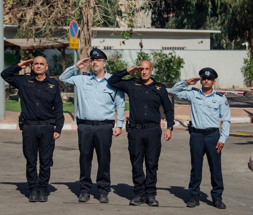 מפקד מחוז מרכז לוחץ את ידו של סנ״צ אפי תשובה בטקס חילופי המפקדים בתחנת רמלה - רגע של אחריות חדשה