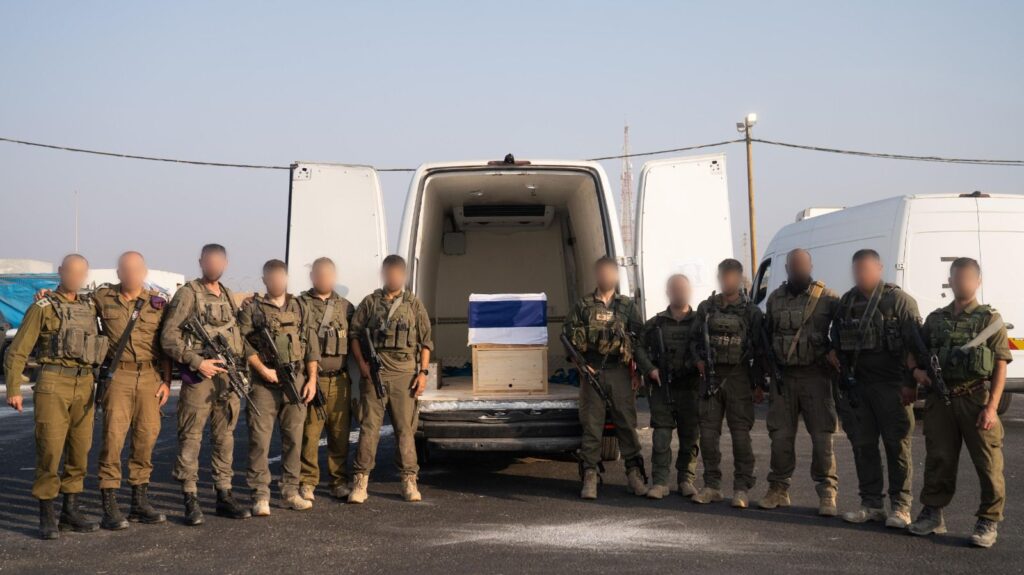 לוחמי המילואים של הדר גולדין עומדים בדממה, דגל ישראל פרוש על הארון - רגע של רעות, משפחה ועם שלם שמלווה אותו הביתה