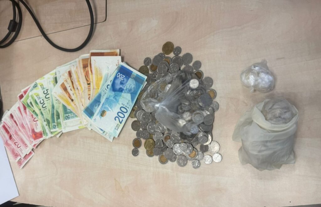 שקיות המכילות עשרות מנות הרואין וקריסטל שהוחרמו מהחשוד, לצד שטרות המזומן שנתפסו במהלך הפעילות