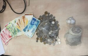 שקיות המכילות עשרות מנות הרואין וקריסטל שהוחרמו מהחשוד, לצד שטרות המזומן שנתפסו במהלך הפעילות