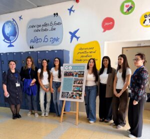 תלמידי בית הספר מציגים פעילות לימודית מול אנשי משלחת החינוך מאזרבייג'ן - כיתה מלאה סקרנות, גאווה ומפגש בין תרבויות