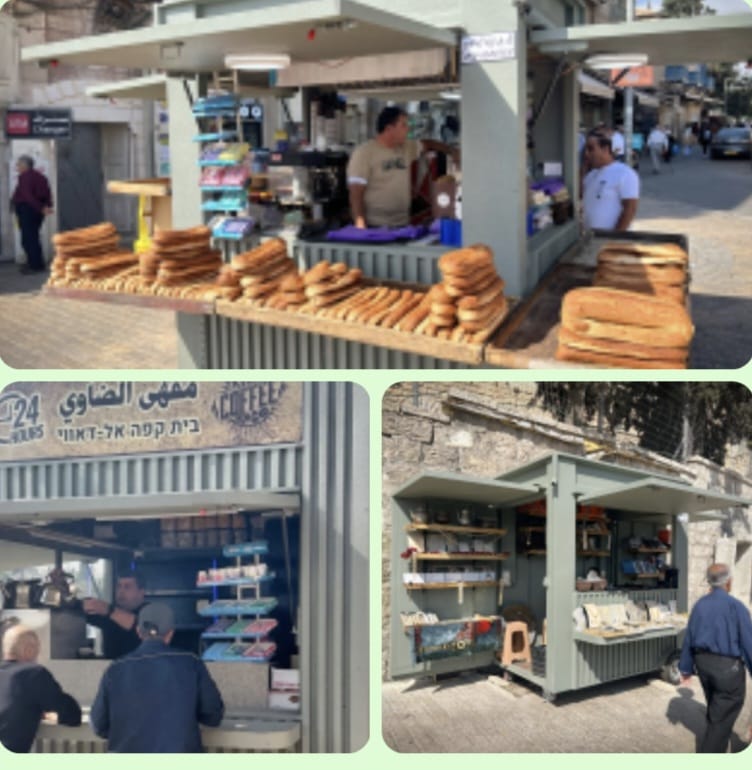 הדוכנים החדשים שהוצבו ברחוב סולטאן סולימאן ליד שער שכם - נקיים, מסודרים, עם רקע של מדרכות חדשות ועצים צעירים.