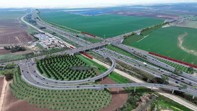 הדמיית התוכנית: כביש רחב דו־נתיבי עם מנהרה וגשר חדש, המשתלב באזור ירוק בדרום בית שמש.