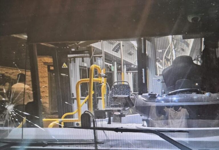 אוטובוס עם שמשה קדמית מפוצצת מאבן, לאחר יידוי אבנים בצומת נווה יעקב בירושלים