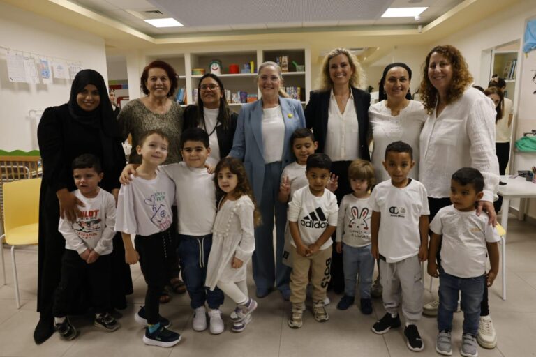 רעיית הנשיא לצד הילדים, רגע נדיר של אור בתוך תקופה מאתגרת