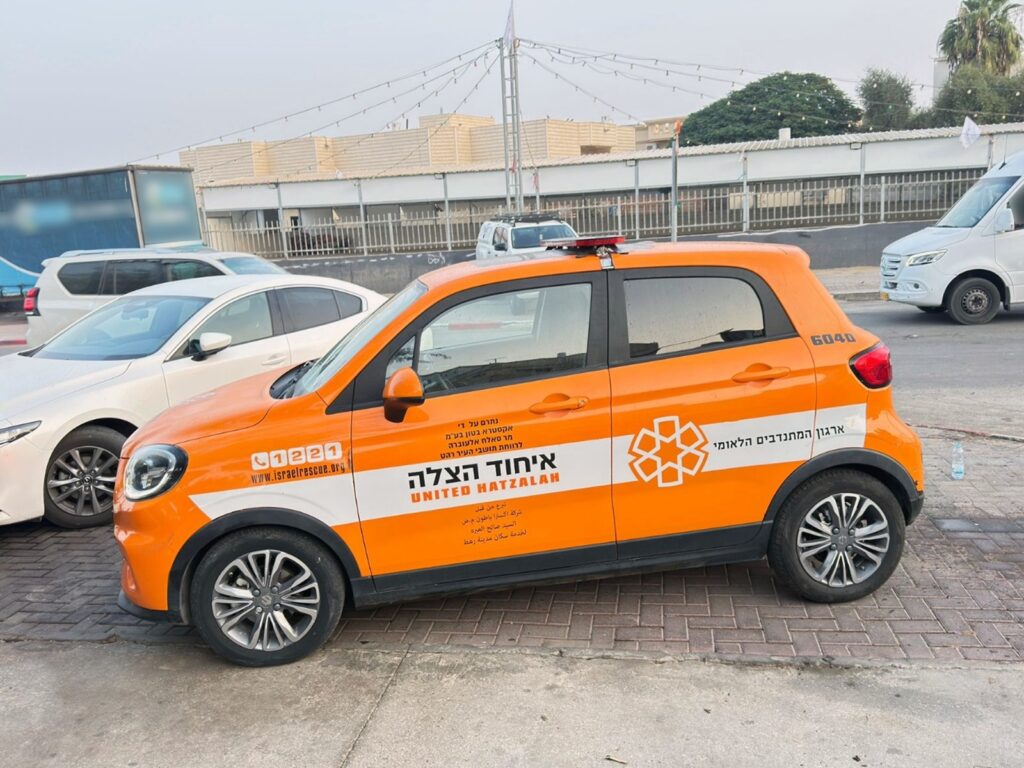 מתנדבי איחוד הצלה מעניקים טיפול רפואי לפצוע