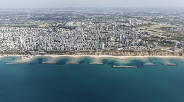 שוברי הגלים החדשים מול מצוקי החוף בנתניה, כחלק מפרויקט ההגנות הימיות הגדול בישראל.
