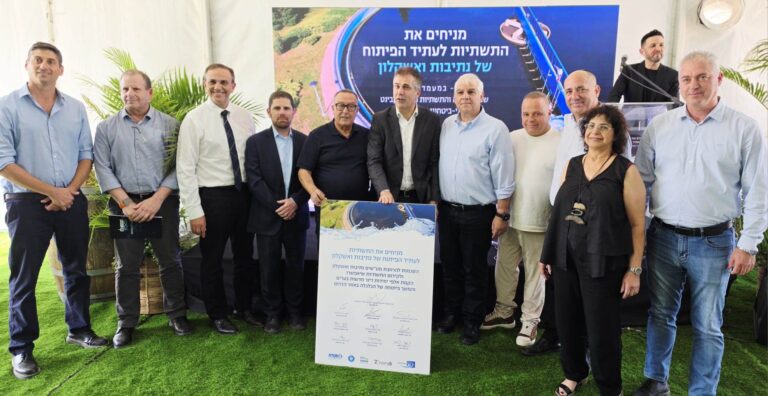 טקס חתימת ההסכם להעברת האחריות על מכוני טיהור השפכים של אשקלון ונתיבות לחברת מקורות.