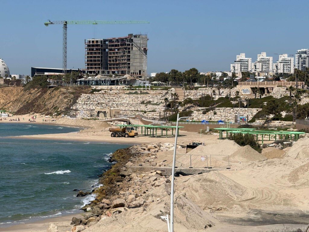 עבודות פריקת חול ושיקום רצועת החוף באזור חוף בר כוכבא באשקלון, בין החוף למרינה