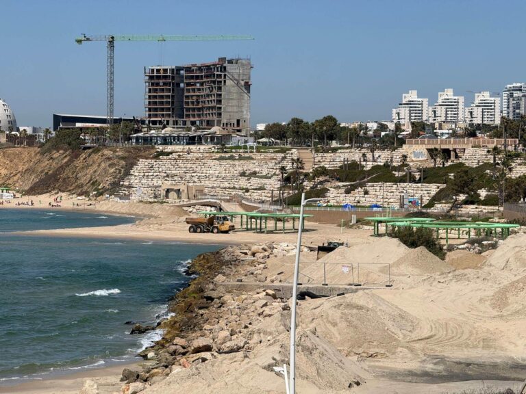 עבודות פריקת חול ושיקום רצועת החוף באזור חוף בר כוכבא באשקלון, בין החוף למרינה
