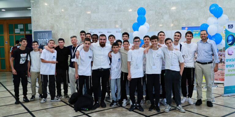 תלמידי כיתות ט׳ בבת ים מציגים מיזמים טכנולוגיים וחברתיים בהאקתון העירוני לקראת שנת ה־100 לעיר.