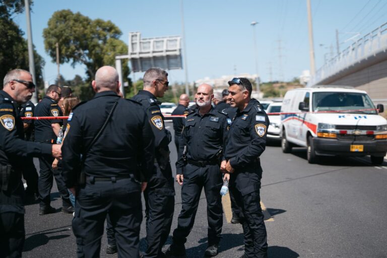 כוחות משטרה, חבלנים וחוקרי מז"פ בזירת פיצוץ רכב סמוך למחלף חולון בנתיבי איילון