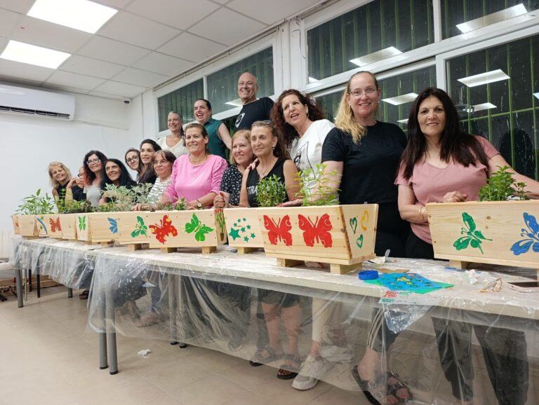 סדנת הפתיחה של הנגרייה הקהילתית החדשה בגן יבנה, עם משתתפות קבוצת “ההולכות בשמחה”.