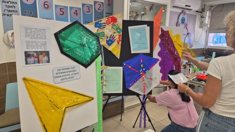 תלמידי בית הספר “אופק” ברמלה מטיסים עפיפונים שבנו במסגרת פרויקט לימודי לזכר משפחת קוץ ז״ל
