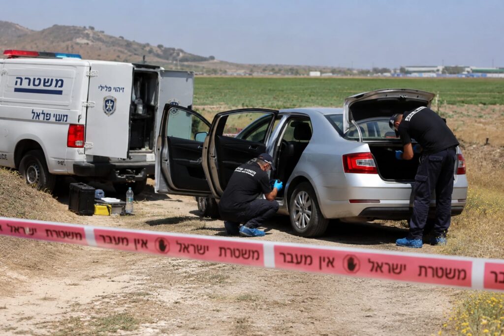 זירת חקירה בשטח פתוח באזור השפלה, לאחר איתור בני הזוג אולגה ורוסלן פריחודקו ברכבם. לפי הדיווחים, ניסיון שימוש בכרטיס אשראי שנלקח מהרכב סייע לפריצת דרך בחקירה