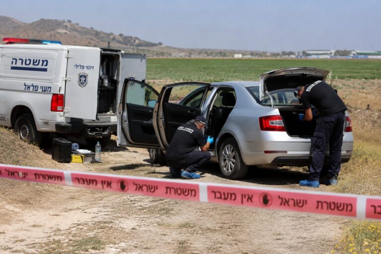 זירת חקירה בשטח פתוח באזור השפלה, לאחר איתור בני הזוג אולגה ורוסלן פריחודקו ברכבם. לפי הדיווחים, ניסיון שימוש בכרטיס אשראי שנלקח מהרכב סייע לפריצת דרך בחקירה