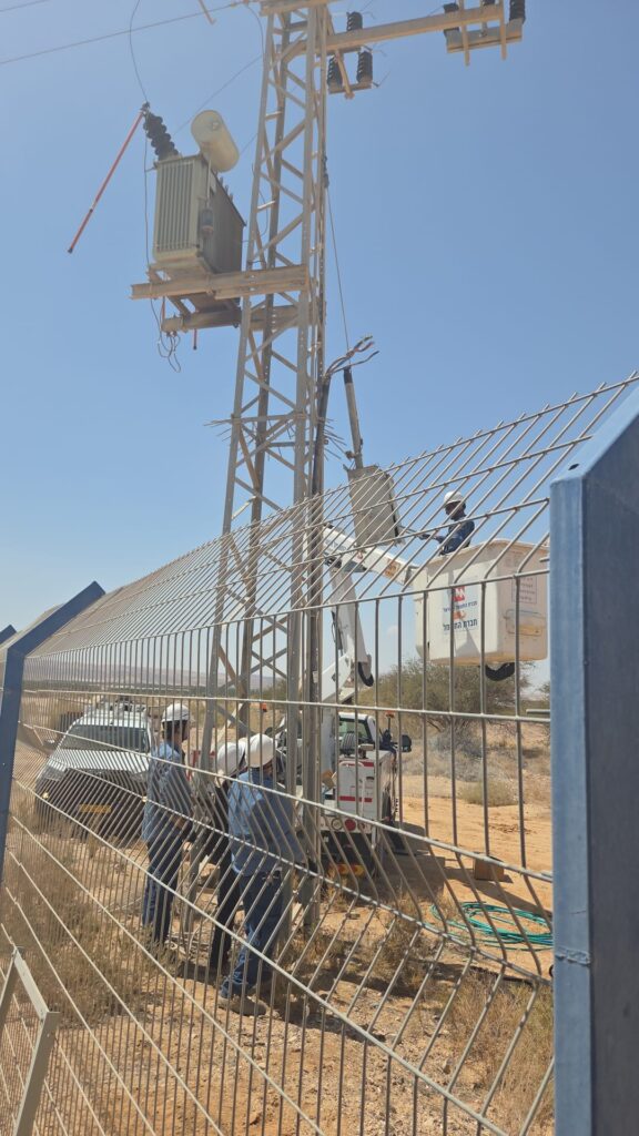 צוותי חברת מקורות וחברת החשמל ממתינים במעבר הגבול לערבה לפני כניסתם לשטח ירדן לצורך תיקון קידוח מים ישראלי. העבודות נועדו להבטיח את המשך אספקת המים לחקלאי הערבה התיכונ