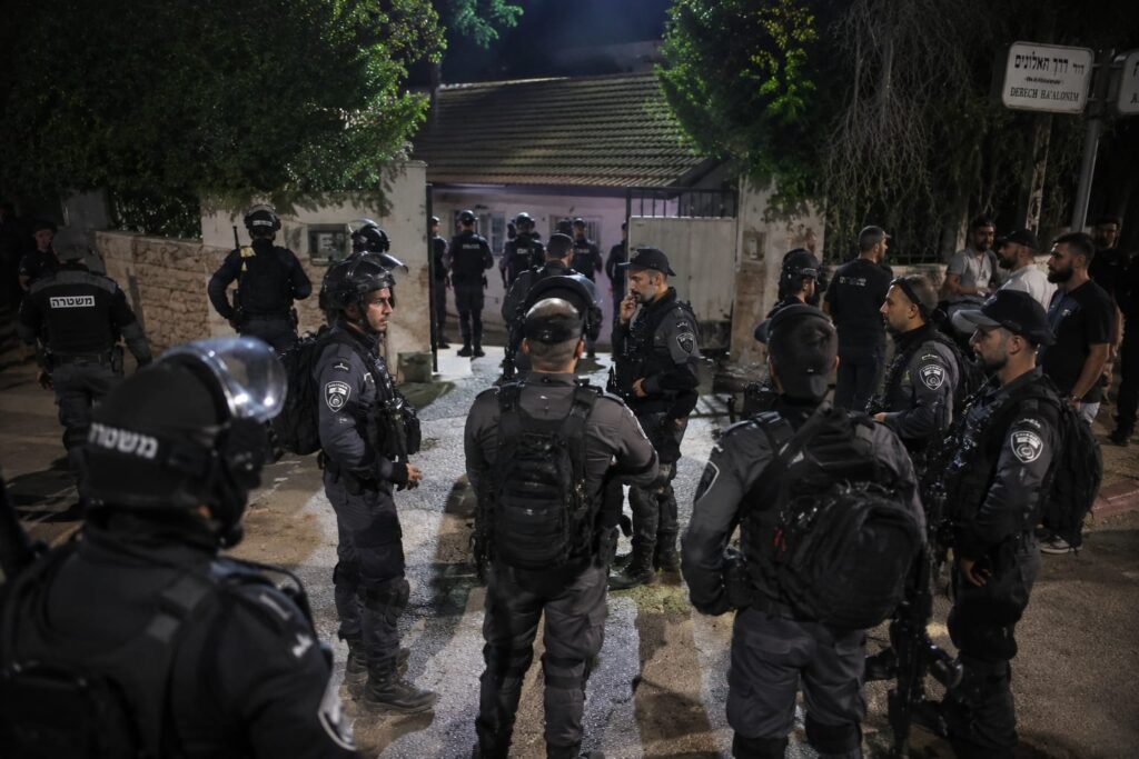 שוטרי מחוז ש"י וכוחות יס"מ פועלים באלון שבות לאחר הפרת סדר סמוך לביתו של המשנה לנשיא בית המשפט העליון, נעם סולברג. עשרות חשודים נעצרו והחקירה נמשכת.