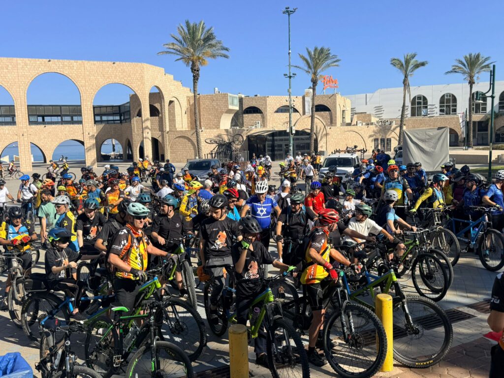 מאות רוכבי אופניים, בהם אנשים עם עיוורון ולקויות ראייה, משתתפים במסע BLIND DAY ברחובות אשדוד. האירוע נועד לקדם מודעות, הכלה ושוויון הזדמנויות