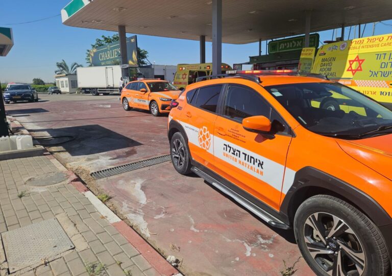 זירת תאונת דרכים קטלנית בתחנת דלק בכביש 40 סמוך לניר בנים, שם נהרג הולך רגל מפגיעת משאית