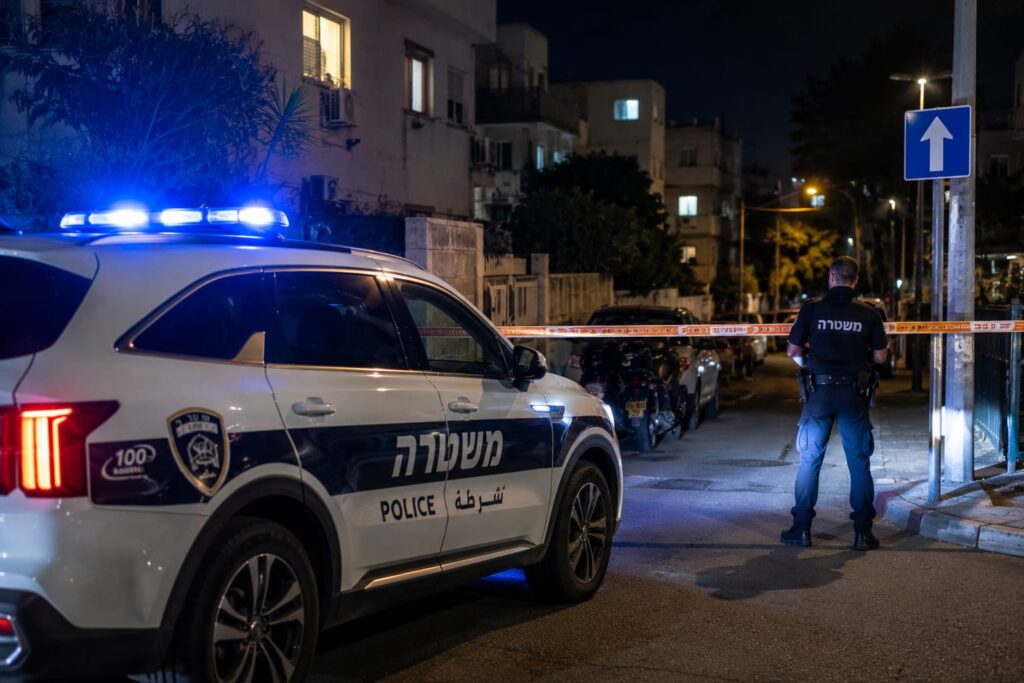 ניידת משטרה בזירת חקירה בדרום תל אביב. לפי כתב האישום, שני קטינים תקפו אב משפחה לאחר שהעיר להם על הצצה לחלון ביתו.