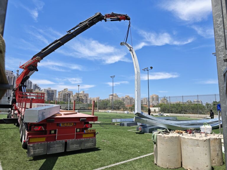 עבודות תחזוקה ופיתוח בגבעת שמואל לקראת הקיץ, כולל הצללות במרחב הציבורי, גיזום עצים ושדרוג סביבת הלמידה בבתי הספר