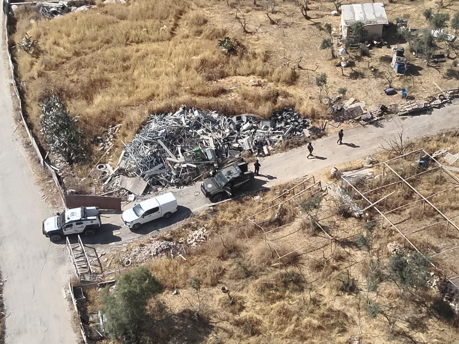 כוחות אכיפה וכלים הנדסיים במהלך הריסת תשתיות ששימשו להפעלת מטמנות פסולת בלתי חוקיות באל־עזריה, סמוך לירושלים ולמעלה אדומים