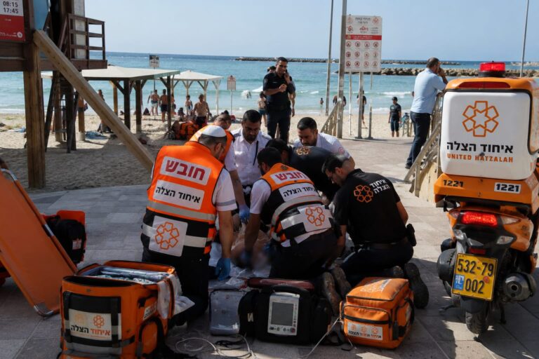 כוחות הצלה בחוף הים בנתניה לאחר שגבר כבן 70 נמשה מהמים ללא הכרה בחוף הרצל