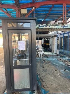 שוטרים מדביקים צו סגירה על בית עסק לאחר איתור שוהים בלתי חוקיים. בימים האחרונים נסגרו עסקים ואתרי עבודה באשדוד, בת ים ורמלה במסגרת מבצעי אכיפה