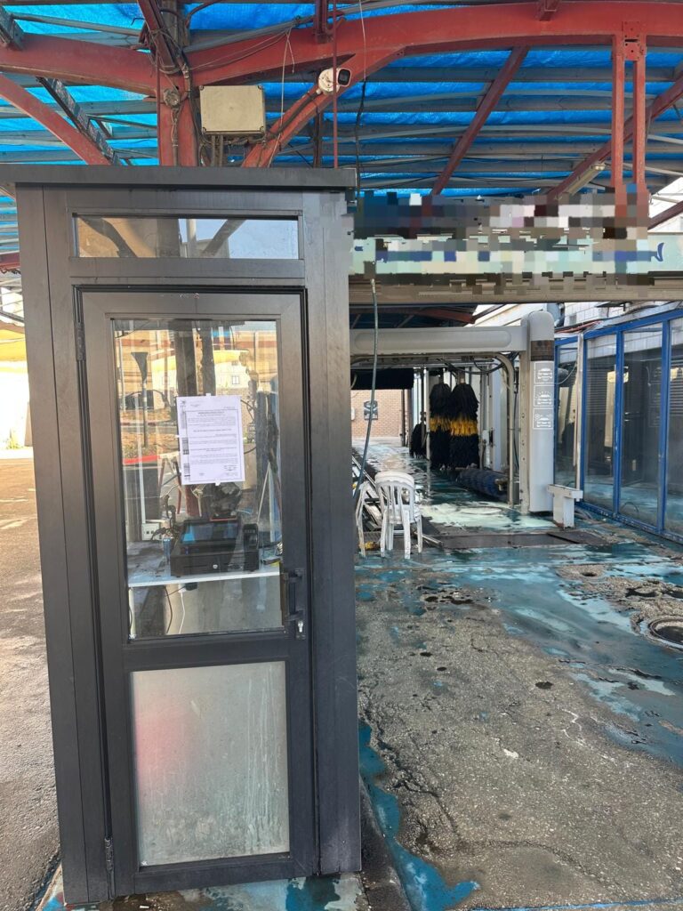 שוטרים מדביקים צו סגירה על בית עסק לאחר איתור שוהים בלתי חוקיים. בימים האחרונים נסגרו עסקים ואתרי עבודה באשדוד, בת ים ורמלה במסגרת מבצעי אכיפה