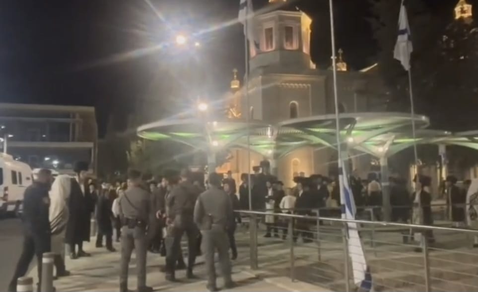 שוטרים ולוחמי מג"ב פועלים במהלך הפרת סדר לילית בירושלים ובבית שמש, לאחר שמאות מפגינים התעמתו עם הכוחות בשני מוקדים שונים