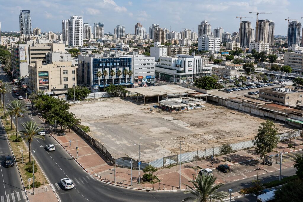 מבט על אזור התחנה המרכזית הוותיקה ברחוב אורלוב בפתח תקווה, לאחר פינוי המתחם לקראת הקמת מרכז חדש לפנאי, תרבות ובילוי