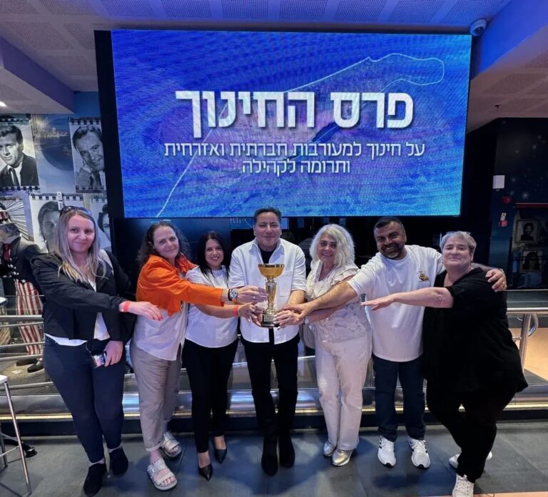 תלמידים ותלמידות בתיכון טכנולוגי בבאר שבע במסגרת פעילות חינוכית חדשנית, לאחר זכיית תיכון “יוצר עתיד” בפרס החינוך הארצי לשנת 2026.