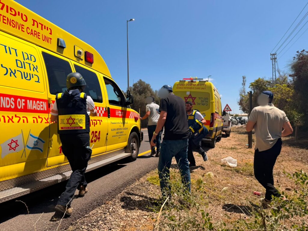 כוחות משטרה ומד״א בזירת אירוע ירי בתחנת דלק באזור כוכב יאיר וצור נתן, לאחר חשד לפיגוע שבו מחבל נוטרל ונפגעים פונו מהמקום