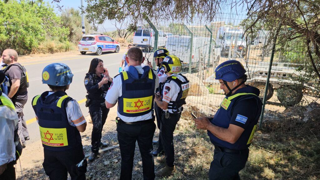 כוחות ביטחון בזירת פיגוע הירי באזור כוכב יאיר, במהלך סריקות אחר חשוד נוסף לאחר ירי בכמה מוקדים.