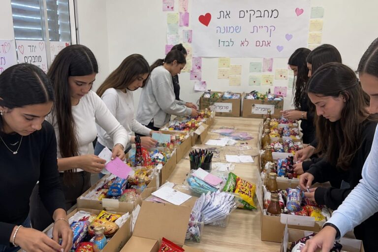 תלמידות מבית הספר בשומריה אורזות מארזי מתוקים שנשלחו לתלמידי קריית שמונה במסגרת יוזמה של חיבור וערבות הדדית בין הדרום לצפון