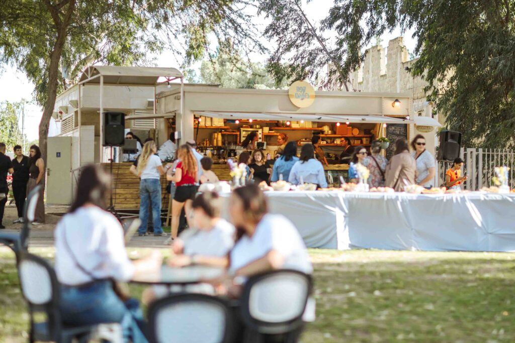 פוד־טראק חדש בגן ציבורי בבאר שבע, כחלק ממהלך עירוני לקידום אוכל רחוב, יזמות מקומית וחיי קהילה בשכונות.