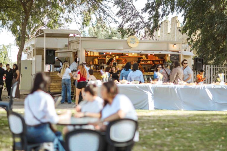 פוד־טראק חדש בגן ציבורי בבאר שבע, כחלק ממהלך עירוני לקידום אוכל רחוב, יזמות מקומית וחיי קהילה בשכונות.