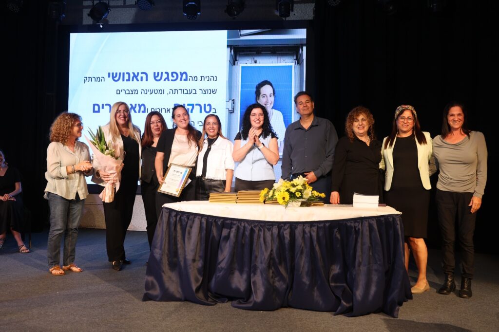 שתי נשות חינוך מבת-ים בטקס הוקרה מחוזי, לאחר שנבחרו למצטיינות מערכת החינוך בזכות עשייה ערכית וחדשנות חינוכית.