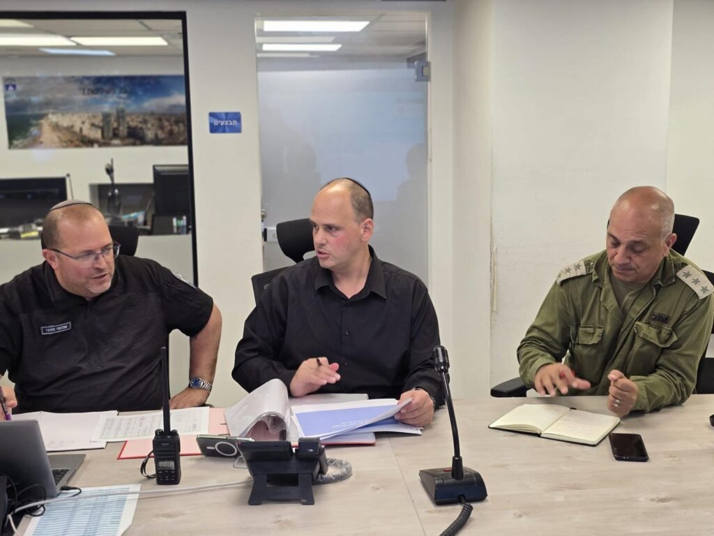 עדכון החירום העירוני, פתיחת המקלטים, ביטול הלימודים וסגירת חופי הרחצה בעקבות המצב הביטחוני