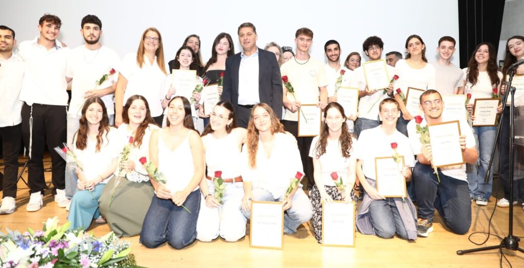 15 בני ובנות נוער מצטיינים ממודיעין מכבים רעות מקבלים תעודות הוקרה בטקס חגיגי לצד ראש העיר חיים ביבס