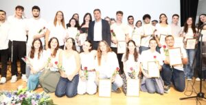 15 בני ובנות נוער מצטיינים ממודיעין מכבים רעות מקבלים תעודות הוקרה בטקס חגיגי לצד ראש העיר חיים ביבס