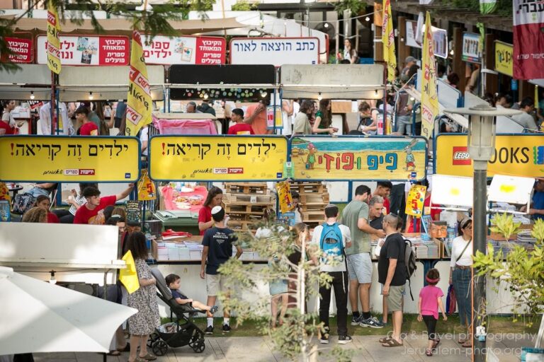 דוכני שבוע הספר העברי ממתינים למבקרים בתל אביב ובירושלים לאחר דחיית הפתיחה בשל המצב הביטחוני