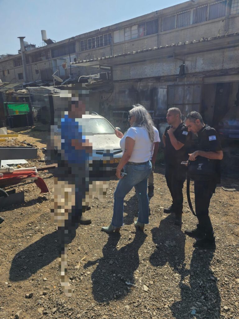 כוחות עיריית אשדוד פועלים בשדרות בני ברית במסגרת מבצע ניקיון ואכיפה רחב להסדרת המרחב הציבורי