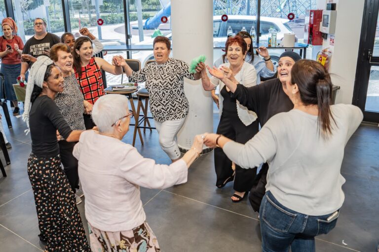 משתתפי תוכנית "כיתת הוותיקים" בקריית גת בטקס הסיום החגיגי לאחר שנה של למידה, חניכה וחיבור בין-דורי