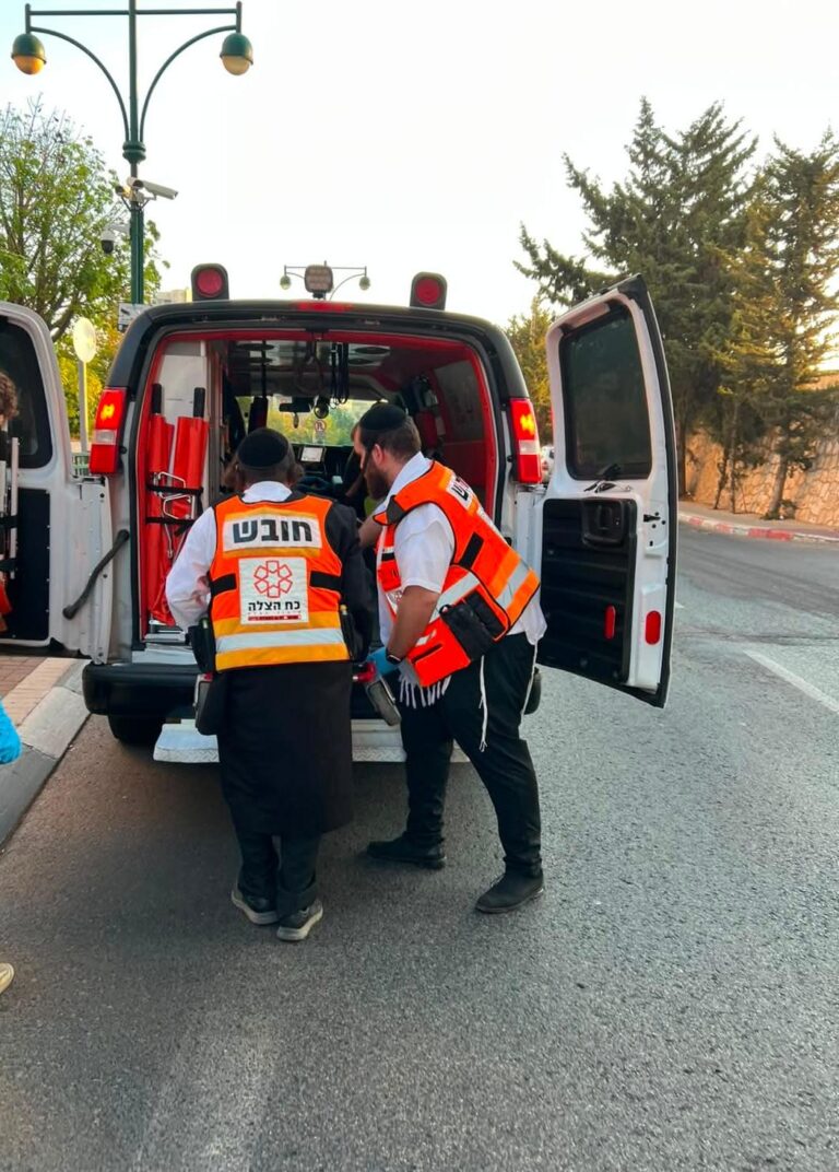צוותי רפואה בזירת תאונה ברחוב עירוני, לאחר שרוכב אופניים חשמליים נפצע ונזקק לטיפול רפואי