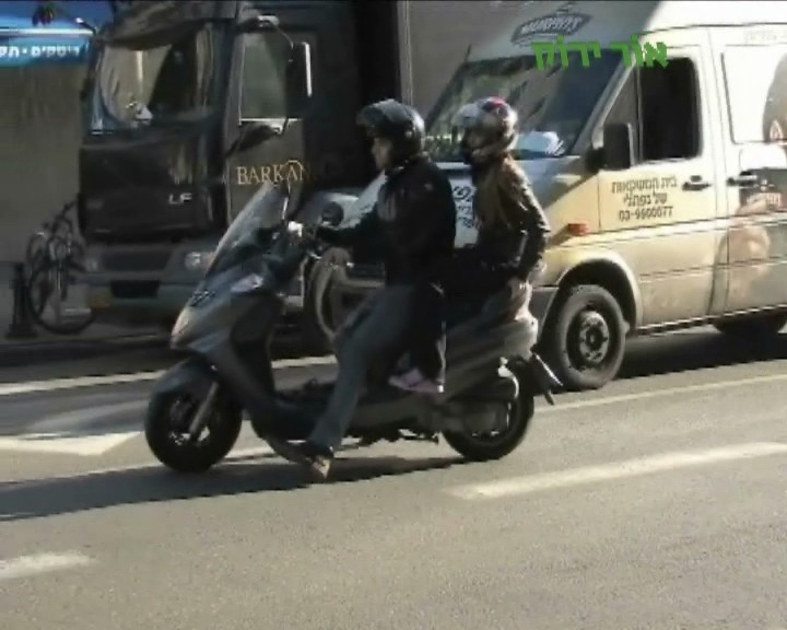 רוכבי אופנועים וקטנועים בכביש עירוני. נתוני אור ירוק מצביעים על עלייה מדאיגה בהיפגעות רוכבים צעירים